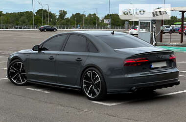 Седан Audi S8 2016 в 