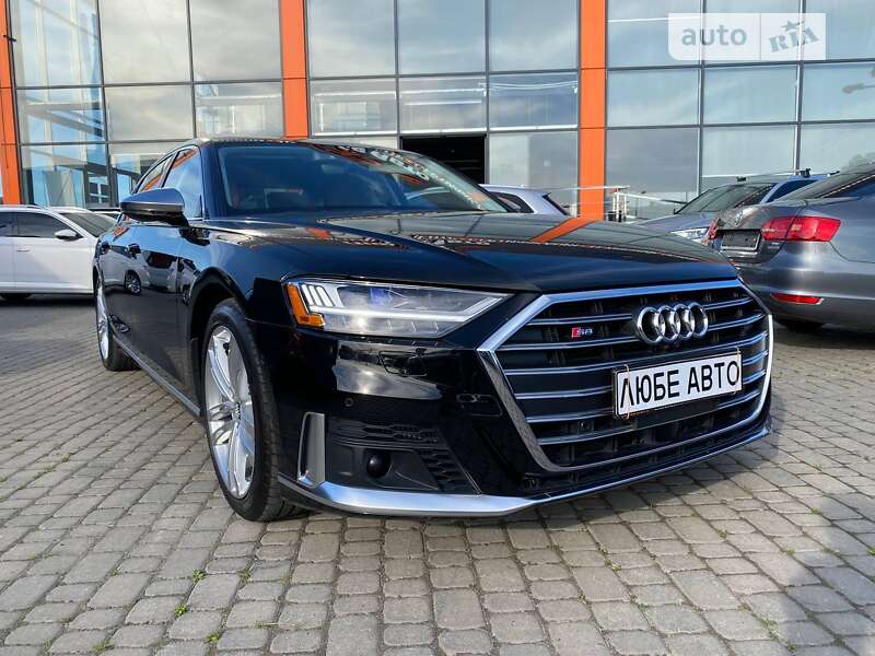 Audi S8 