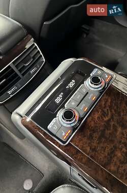 Седан Audi S8 2012 в 