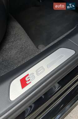 Седан Audi S8 2012 в 