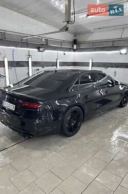 Седан Audi S8 2012 в 
