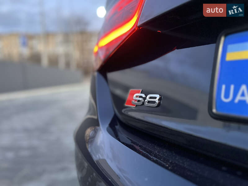 Седан Audi S8 2012 в Кривом Роге