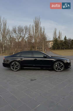 Седан Audi S8 2012 в Кременчуці