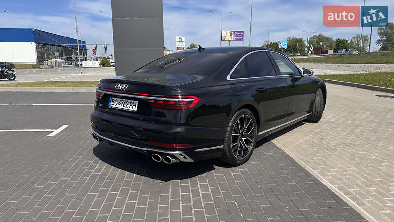 Седан Audi S8 2022 в Львове