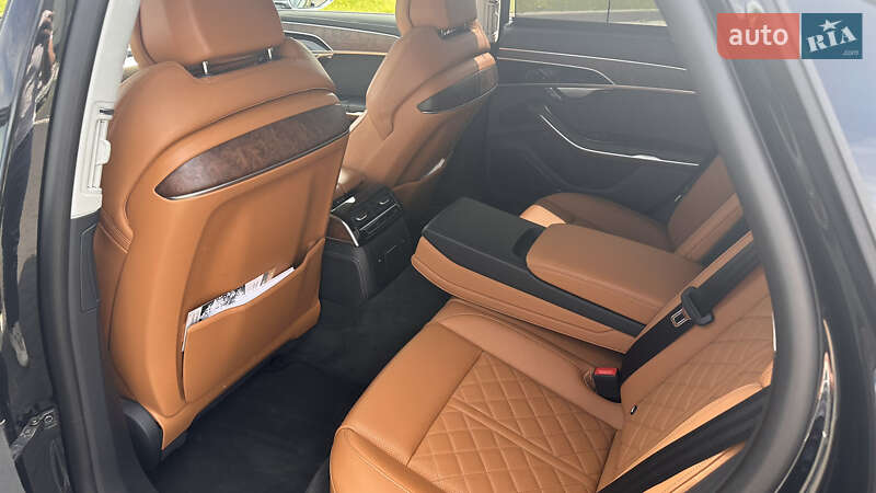 Седан Audi S8 2022 в Львове