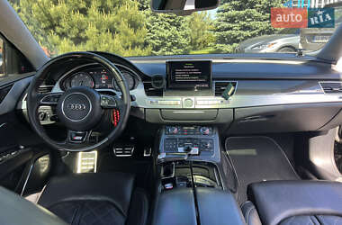 Седан Audi S8 2012 в 