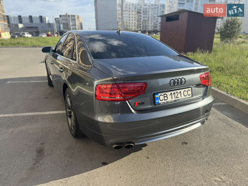 Седан Audi S8 2012 в Чернигове