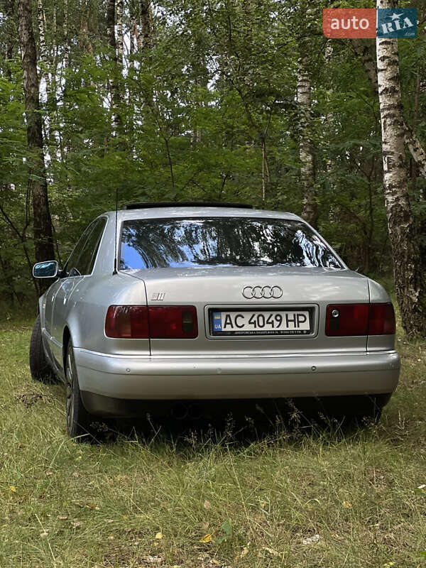 Седан Audi S8 1998 в Володимирі
