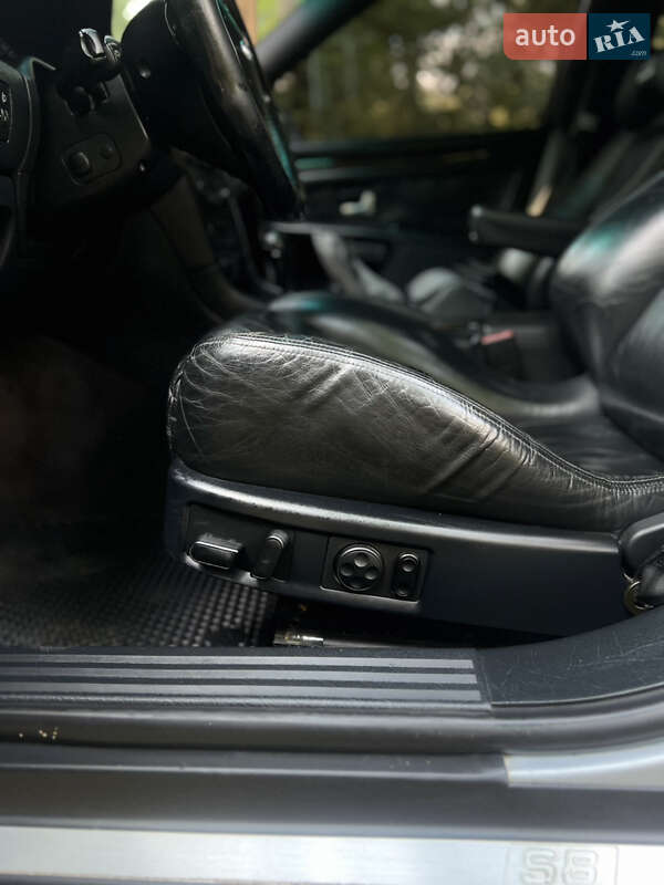 Седан Audi S8 1998 в Володимирі