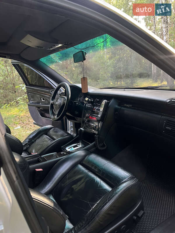 Седан Audi S8 1998 в Володимирі