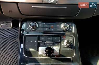 Седан Audi S8 2013 в 