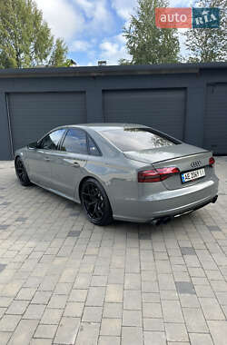 Седан Audi S8 2017 в 