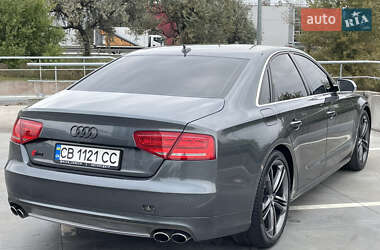 Седан Audi S8 2012 в 