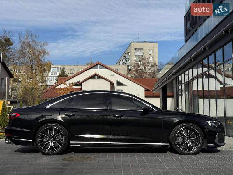 Седан Audi S8 2022 в Львове