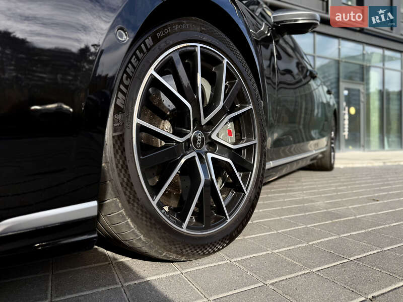 Седан Audi S8 2022 в Львове