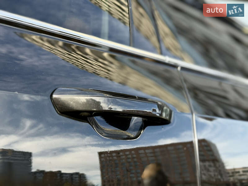 Седан Audi S8 2022 в Львове