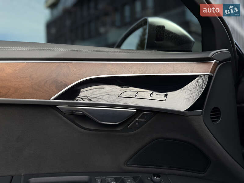 Седан Audi S8 2022 в Львове