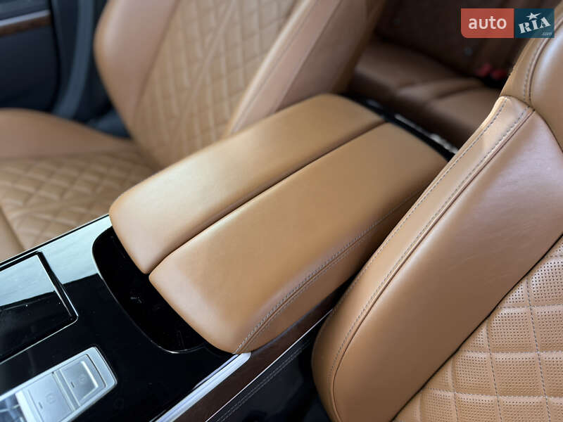 Седан Audi S8 2022 в Львове