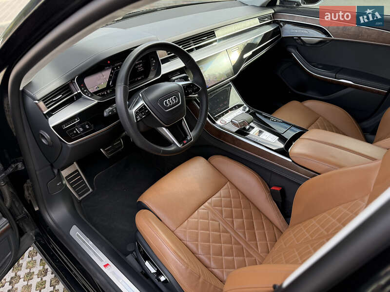 Седан Audi S8 2022 в Львове