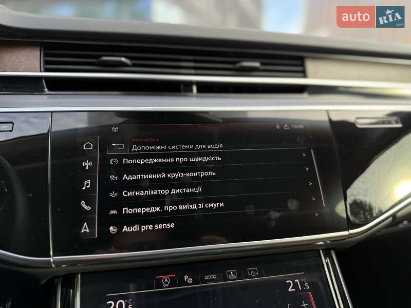 Седан Audi S8 2022 в Львове