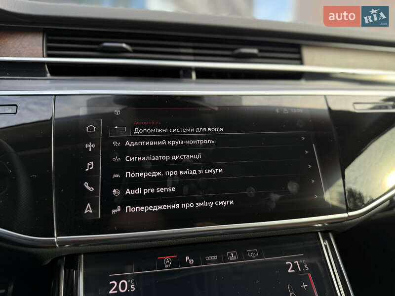 Седан Audi S8 2022 в Львове