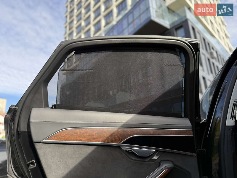 Седан Audi S8 2022 в Львове