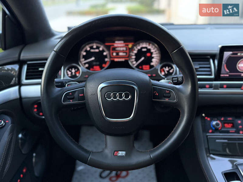 Седан Audi S8 2010 в Одесі