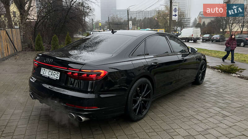Седан Audi S8 2023 в Львові
