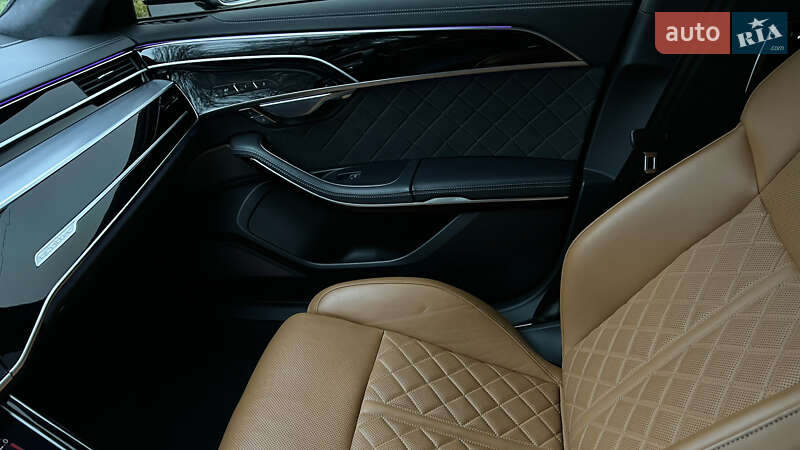 Седан Audi S8 2023 в Львові