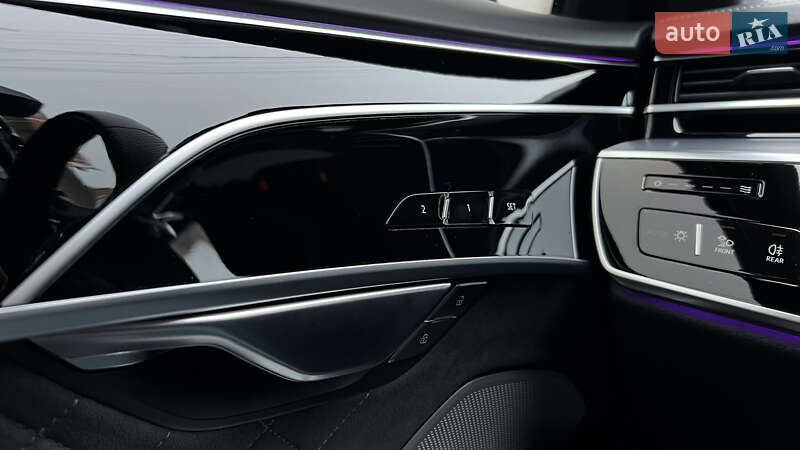 Седан Audi S8 2023 в Львові