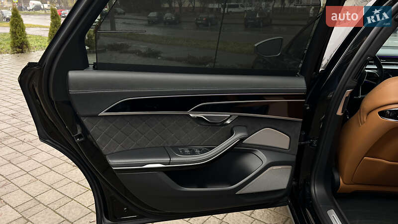 Седан Audi S8 2023 в Львові