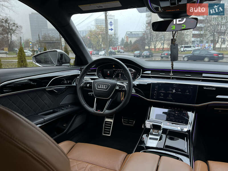 Седан Audi S8 2023 в Львові