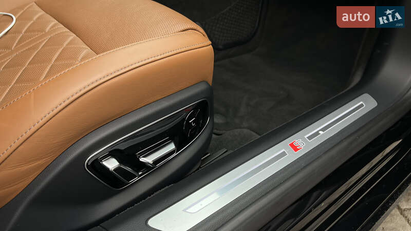 Седан Audi S8 2023 в Львові