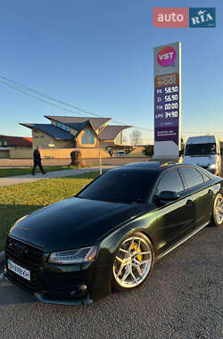 Седан Audi S8 2014 в Ужгороді