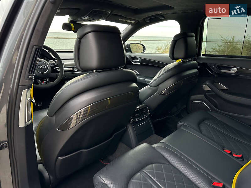 Седан Audi S8 2014 в Ужгороді