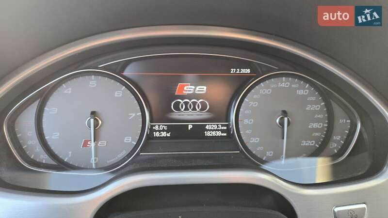 Седан Audi S8 2013 в Зборове