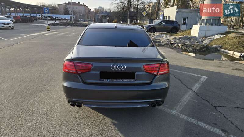 Седан Audi S8 2013 в Зборове