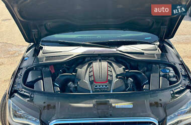 Седан Audi S8 2013 в Виннице