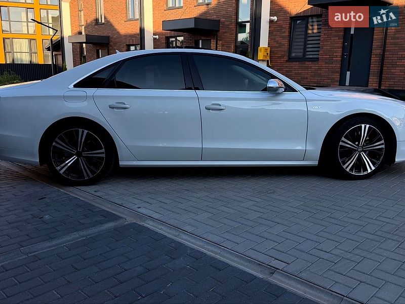 Седан Audi S8 2014 в Вінниці