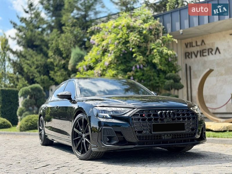 Седан Audi S8 2024 в Львове