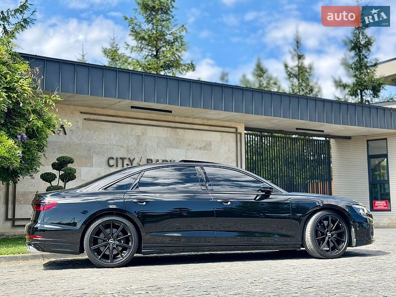 Седан Audi S8 2024 в Львове