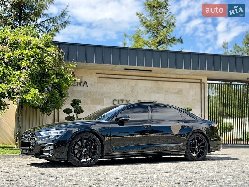 Седан Audi S8 2024 в Львове
