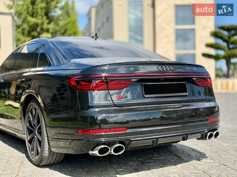 Седан Audi S8 2024 в Львове