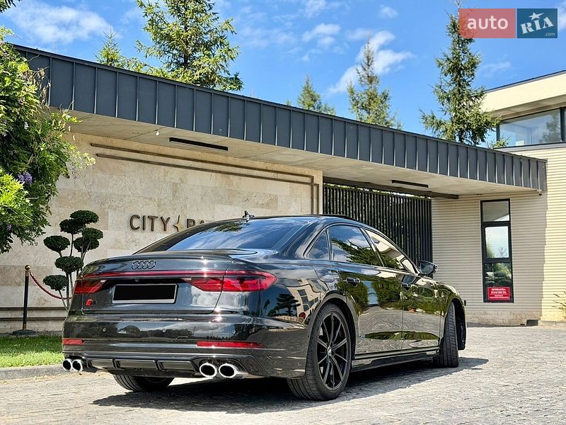 Седан Audi S8 2024 в Львове