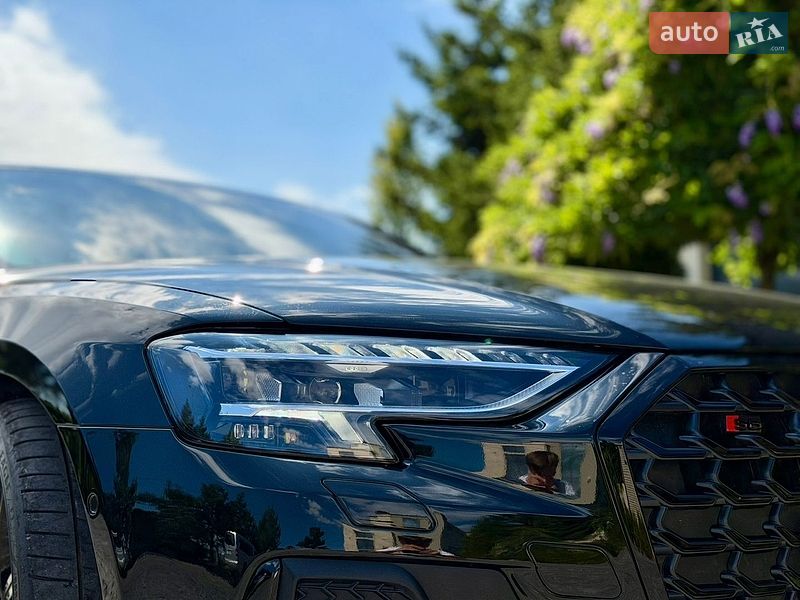 Седан Audi S8 2024 в Львове