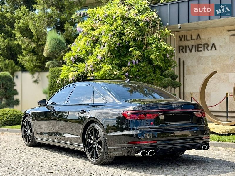 Седан Audi S8 2024 в Львове