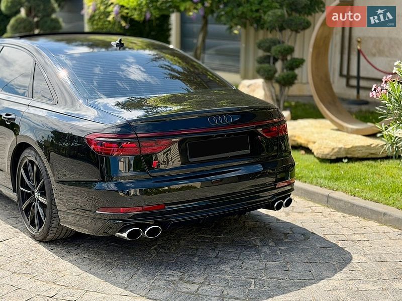 Седан Audi S8 2024 в Львове