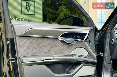 Седан Audi S8 2024 в Львове
