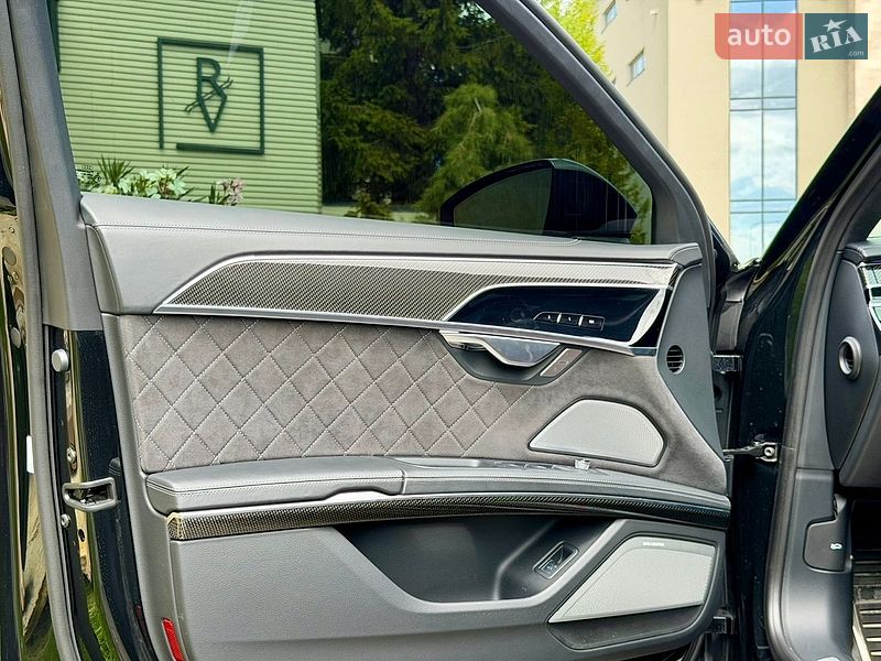 Седан Audi S8 2024 в Львове