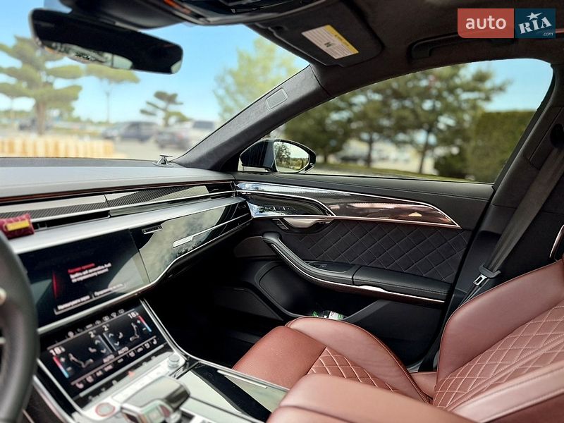 Седан Audi S8 2024 в Львове